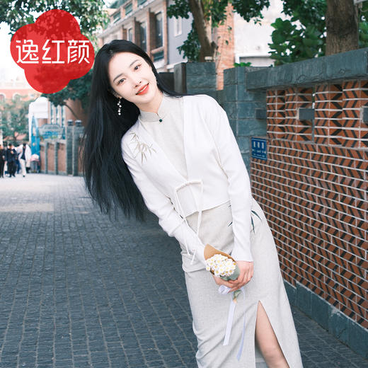 上海逸红颜书茵2025春秋新款丝光羊毛刺绣针织开衫柔滑旗袍高档外搭 商品图1