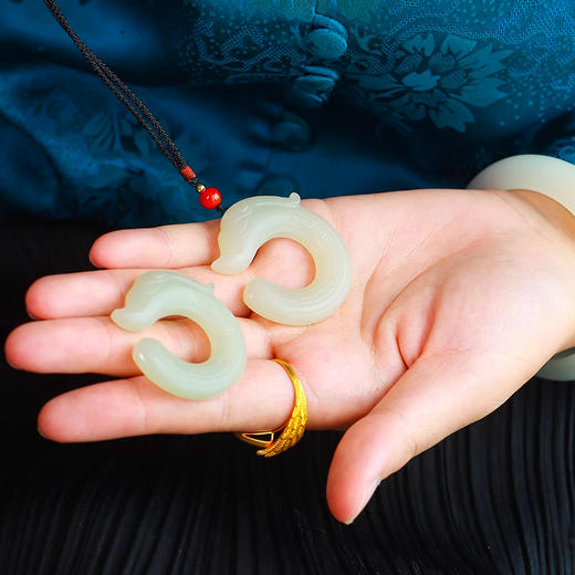 古意红山和田玉龙型吊坠 雕工精细 纹饰简洁清晰 匠心工艺 商品图1