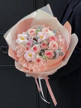 粉荔枝郁金香混搭花束