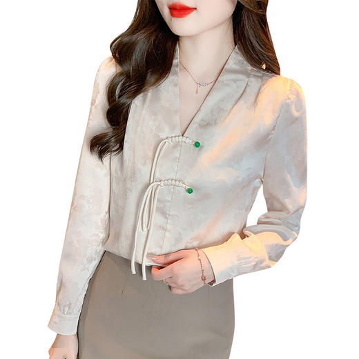 新中式盘扣V领长袖缎面衬衫，春季新款中国风时尚气质小衫KQL-E318N9062 商品图4