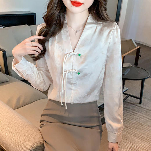新中式盘扣V领长袖缎面衬衫，春季新款中国风时尚气质小衫KQL-E318N9062 商品图3