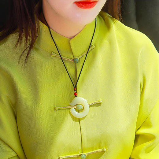 古意红山和田玉龙型吊坠 雕工精细 纹饰简洁清晰 匠心工艺 商品图2