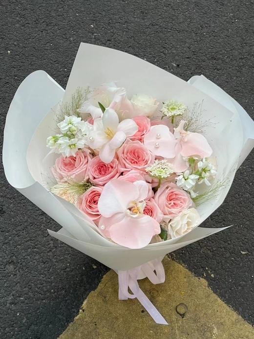 粉荔枝蝴蝶兰混搭花束 商品图1