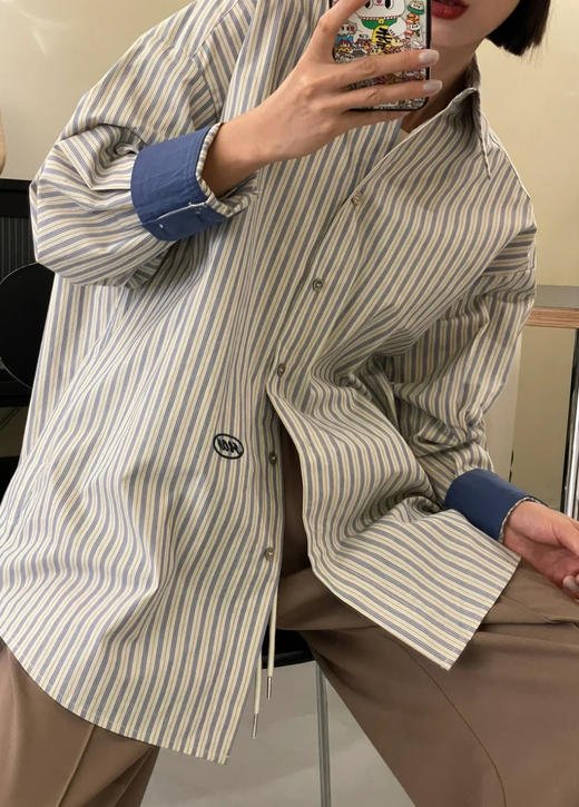 老米优品/3-5天发。韩代同款《高密条纹拼接刺绣设计款纯棉衬衫》宽松廓形，洒脱复古男友风。假两件撞色袖口~~ CY240221B 商品图0