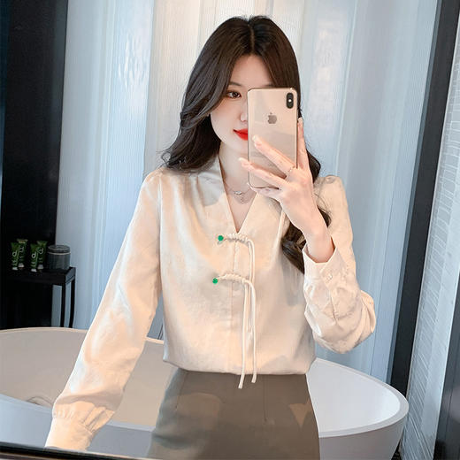 新中式盘扣V领长袖缎面衬衫，春季新款中国风时尚气质小衫KQL-E318N9062 商品图1