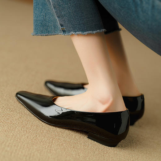 【预售5天】简约优雅，头层牛漆皮亮面尖头浅口低跟单鞋DB&M5832 商品图5