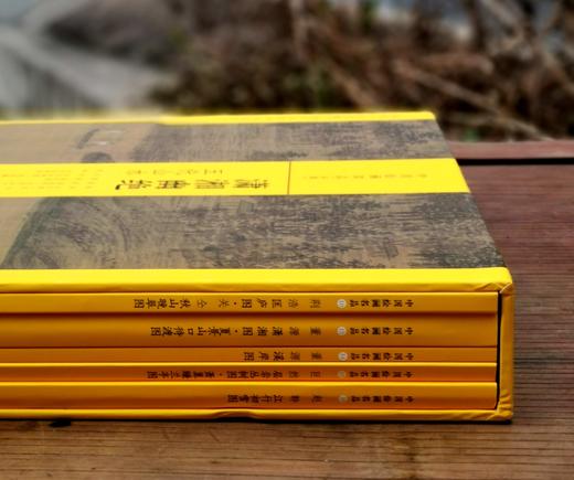 中国绘画名品：《潇湘幽绝：五代山水》，8开，函套，经折装，中国绘画名品编委会编，上海书画出版社2019年一版一印，定价324，售价：129元。函套或略有损。 商品图4