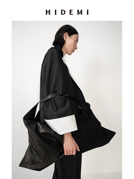 HIDEMI 黑色极简翻领白色卷边翻领伞状风衣 商品图5