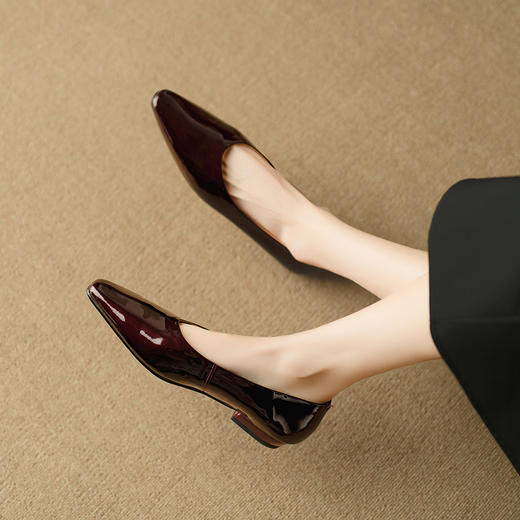 【预售5天】简约优雅，头层牛漆皮亮面尖头浅口低跟单鞋DB&M5832 商品图2