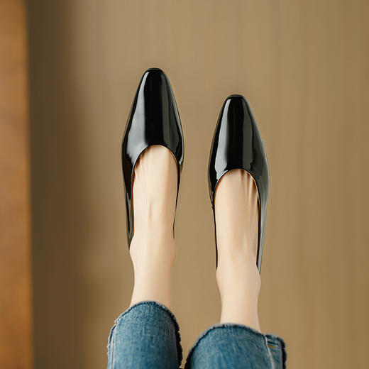 【预售5天】简约优雅，头层牛漆皮亮面尖头浅口低跟单鞋DB&M5832 商品图8