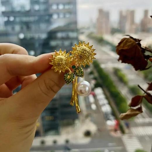 【甄珠贝·时尚高级感系列】70*70cm双面异色太阳花马头丝羊毛丝巾和向日葵胸针礼盒套装 商品图1