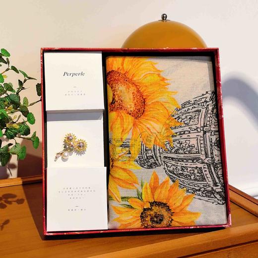 【甄珠贝·时尚高级感系列】70*70cm双面异色太阳花马头丝羊毛丝巾和向日葵胸针礼盒套装 商品图0