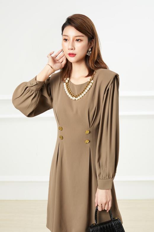 SIA SAYLOR 珍珠金属链条垫肩收腰连衣裙 14477 商品图0