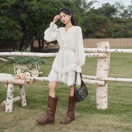 西遇收腰灯笼袖A摆连衣裙女新款显高氛围感蕾丝拼接裙子D0740432 商品图1