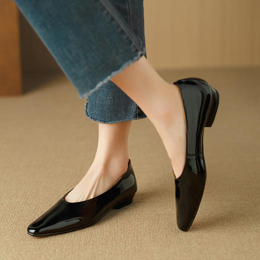 【预售5天】简约优雅，头层牛漆皮亮面尖头浅口低跟单鞋DB&M5832 商品图4