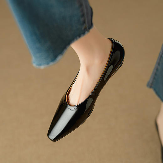 【预售5天】简约优雅，头层牛漆皮亮面尖头浅口低跟单鞋DB&M5832 商品图6