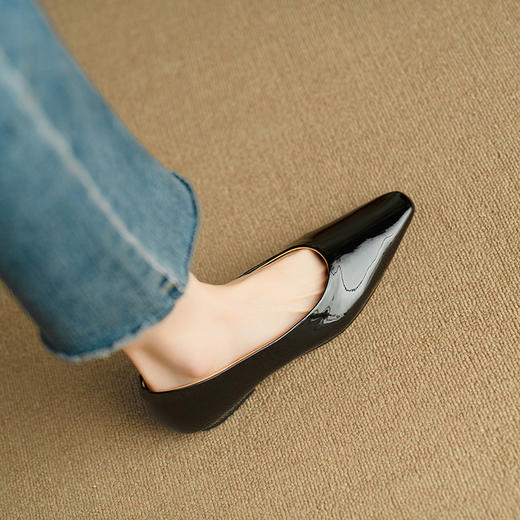 【预售5天】简约优雅，头层牛漆皮亮面尖头浅口低跟单鞋DB&M5832 商品图7