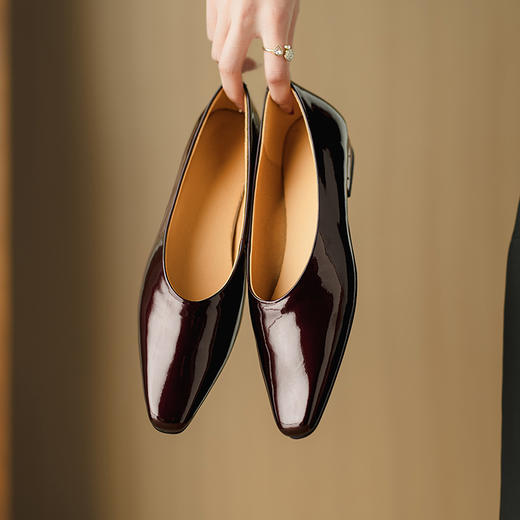 【预售5天】简约优雅，头层牛漆皮亮面尖头浅口低跟单鞋DB&M5832 商品图3