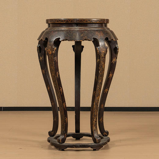 清 朱漆描金填彩梅花形三弯腿五足带托泥香几 商品图0