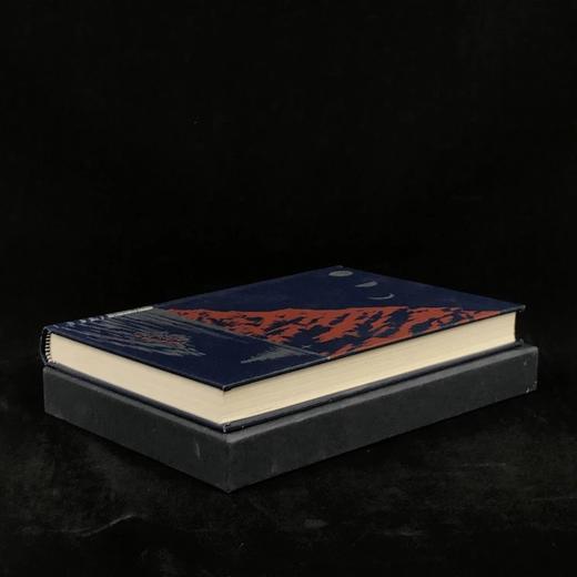 摩斯《月光照铁衣》（2003） 22幅插图 精装18开带书匣 商品图1