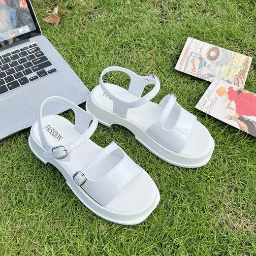 【增高显瘦❗️ins新款凉拖鞋】百搭不挑人，防撞鞋头，耐穿耐磨，厚底女夏季居家室内防滑一字扣松糕鞋外穿坡跟罗马凉鞋 商品图5