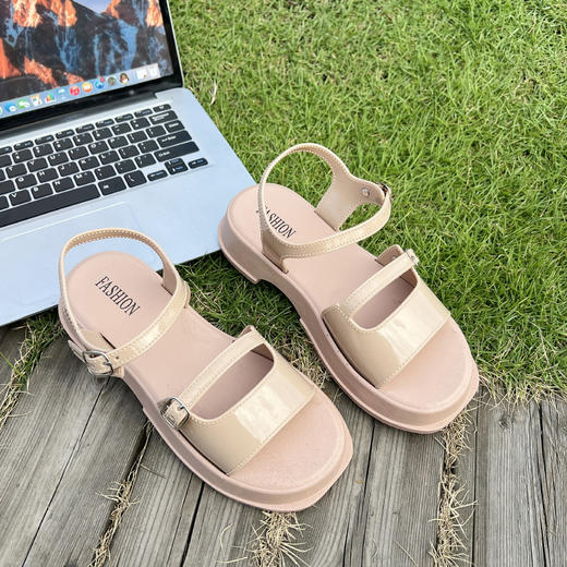 【增高显瘦❗️ins新款凉拖鞋】百搭不挑人，防撞鞋头，耐穿耐磨，厚底女夏季居家室内防滑一字扣松糕鞋外穿坡跟罗马凉鞋 商品图6