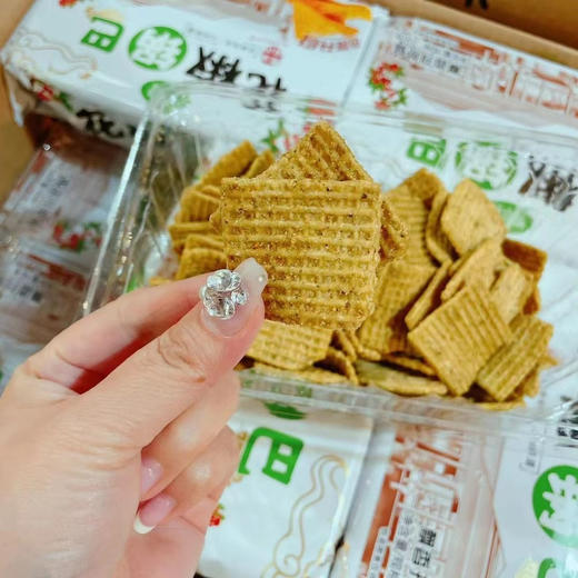 罗小亮辣条味锅巴！这是什么神仙小零食，锅巴是大片的还很脆，微微麻，非常香！难得的是不会过咸，满满当当一大盒，吃起来还一点不油腻[色]一盒
还有花椒，孜然口味【不好吃管退哈】 商品图1
