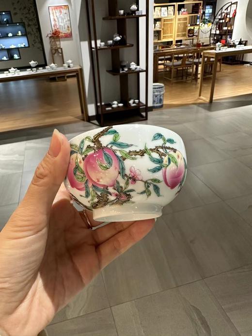 景德镇陶瓷 国瓷红叶 1头手绘珐琅彩寿桃过墙主人杯 商品图2