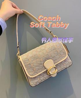 国内现货 COACH专柜款这个象牙白的Soft Tabby，经典又百搭，可以腋下背，也可以斜挎，炒鸡好看的样式，温温柔柔的感觉，尺寸26*16.5*9cm！ 美国代购，无中文标签，介意慎拍 lei