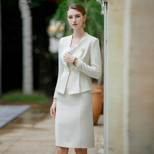 IWY/气质女神范米白色职业套裙女春季新款时尚通勤套装CS1738 商品图2