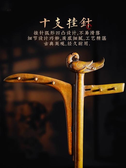 西泠印社 凤鸟仪戈毛笔架 笔挂 书法国画毛笔简约摆件 中国风创意文房四宝套装 礼品礼盒 仿古铜器笔挂 铜文房 商品图1