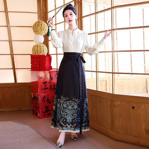 时尚潮流，春季新中式印花盘扣马面裙两件套HR-YQ9672 商品图5