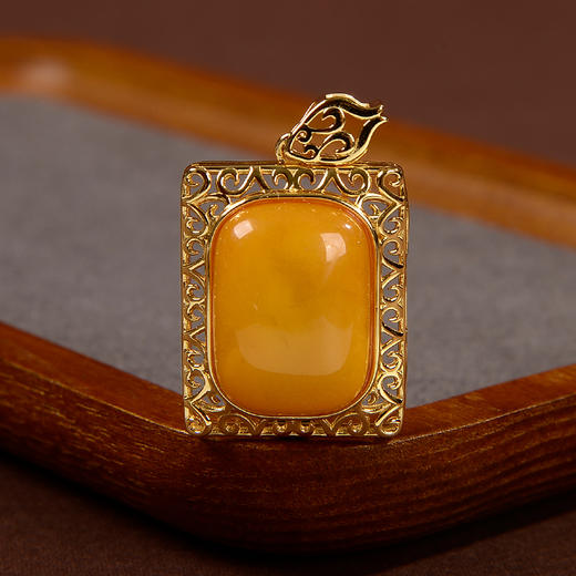 KP003【云赏珠宝】天然鸡油黄老蜜蜡圆角方形吊坠（送项链） 商品图1
