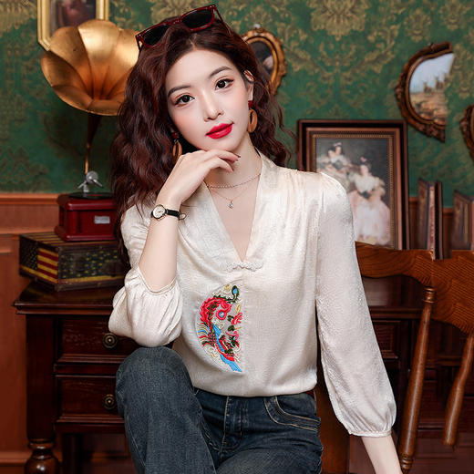 轻奢精致，优雅氛围美人时装造型感上衣复古V领提花七分袖衬衣KQL-E324N1033 商品图3