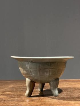 青瓷刻游鱼紋三足折沿香炉，顺丰包邮