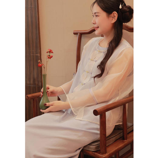 【抖音专属】【始芳菲系列】圆领小衫（24710214山矾） 商品图2