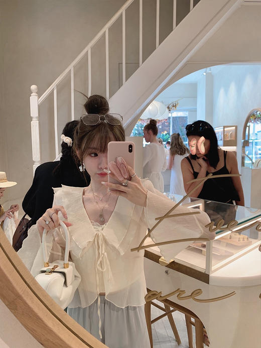 金蘑菇菇 doucuer月光白茶 / 温柔荷叶领喇叭袖仙气上衣防晒小衫 商品图1