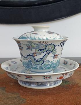 斗彩双龙出海盖碗