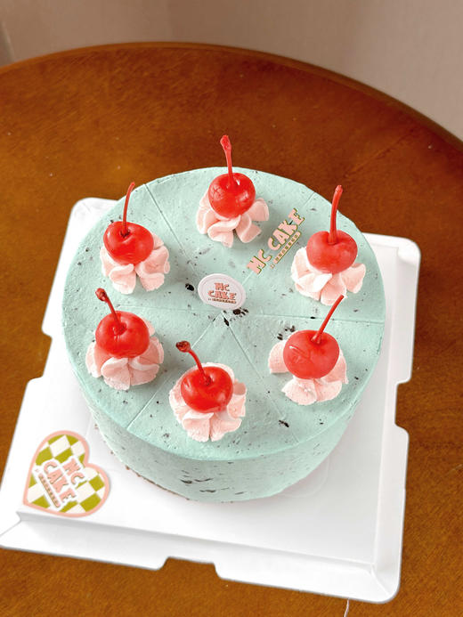 樱桃装饰简约蛋糕（巧克力蛋糕胚） 商品图1