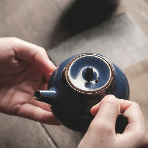 问鼎汝瓷经典款黛蓝雨润侧把壶景德镇陶瓷泡茶壶 商品图3