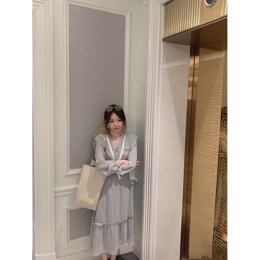 断码特价 金蘑菇菇 春叶蔷薇子/ 招牌印花回归 淡盐系  V领收腰碎花连衣裙 商品图4