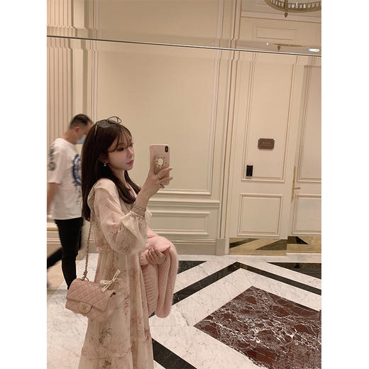 断码特价 金蘑菇菇 春叶蔷薇子/ 招牌印花回归 淡盐系  V领收腰碎花连衣裙 商品图1