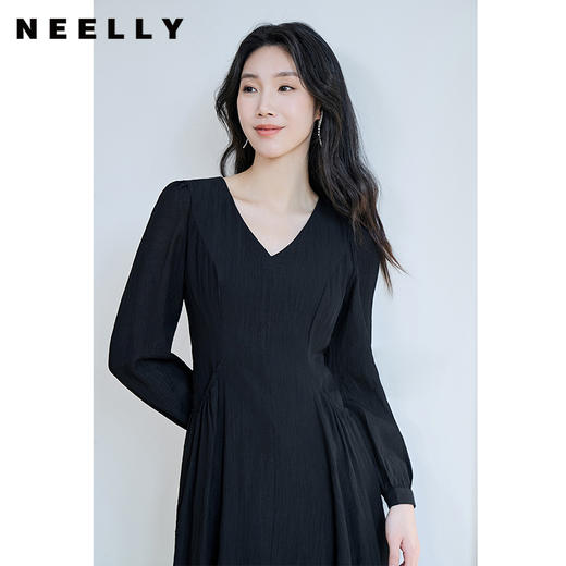NEELLY纳俪商场同款V领系带收腰连衣裙 肌理感百搭法式垂感中长裙N23084Y02201 商品图1