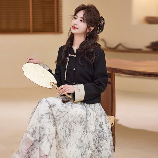 中式文艺套裙，袖口镶色门襟盘扣小外套+压绉花色半身裙HR-BLKE9902-1 商品图4