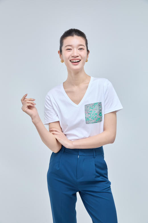 【必入单品】噢蜜ooomeooo新中式V领口袋T“好好穿一件白T” 商品图5