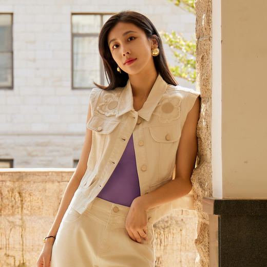 谜底短款牛仔马甲女2024春新款复古文艺绣花单排扣马夹241MM0045 商品图0