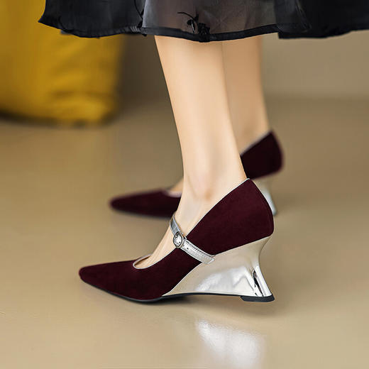 【预售5天】春季新款，坡跟高跟鞋一字式扣带单鞋尖头女士皮鞋QJR&G207-1 商品图4