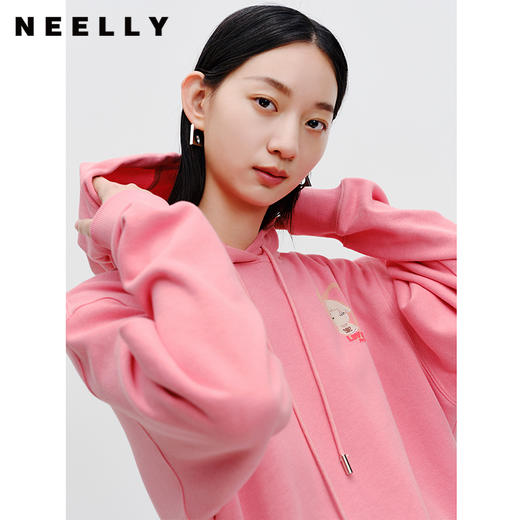 NEELLY纳俪商场同款粉色连帽卫衣秋季新款显瘦长袖休闲套头上衣女N23082J01110 商品图2