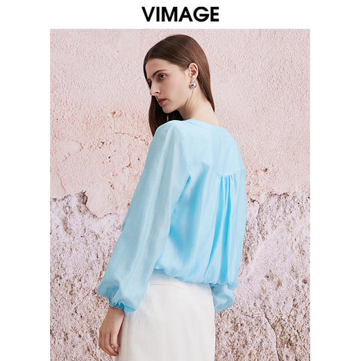 VIMAGE纬漫纪春季新款V领显瘦简约舒适上衣V2109705 商品图4