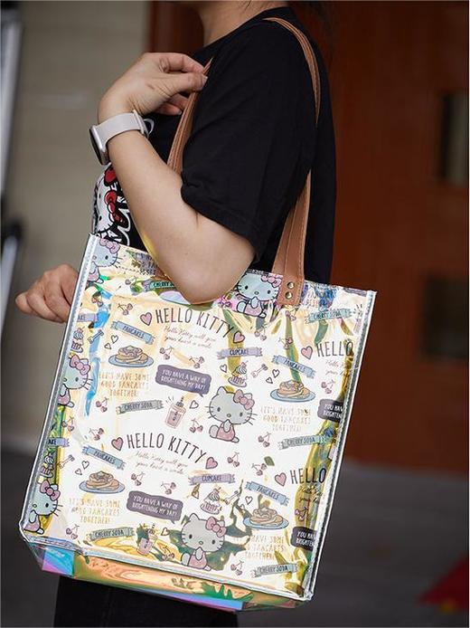 【 理想生活10000】三丽鸥正版授权❗上海久光、雅品嘉等各大高端商场在售！【遊器物炫彩镭射单肩包】梦幻炫彩单肩包，果冻感十足，夏天一下就近了，一眼心动，还有精美包装 商品图1